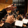 Joueur de triangle en orchestre