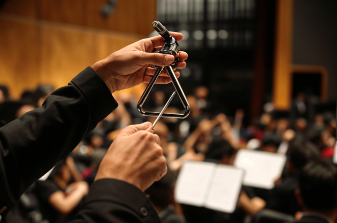 Joueur de triangle en orchestre